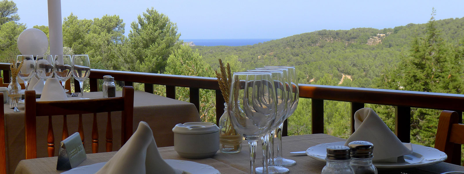 Terraza trasera exterior en Restaurant S'Espartar de Sant Josep de sa Talaia Ibiza