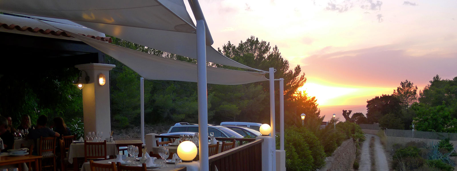 Terraza con puesta de sol en Restaurant S'Espartar de Sant Josep de sa Talaia Ibiza